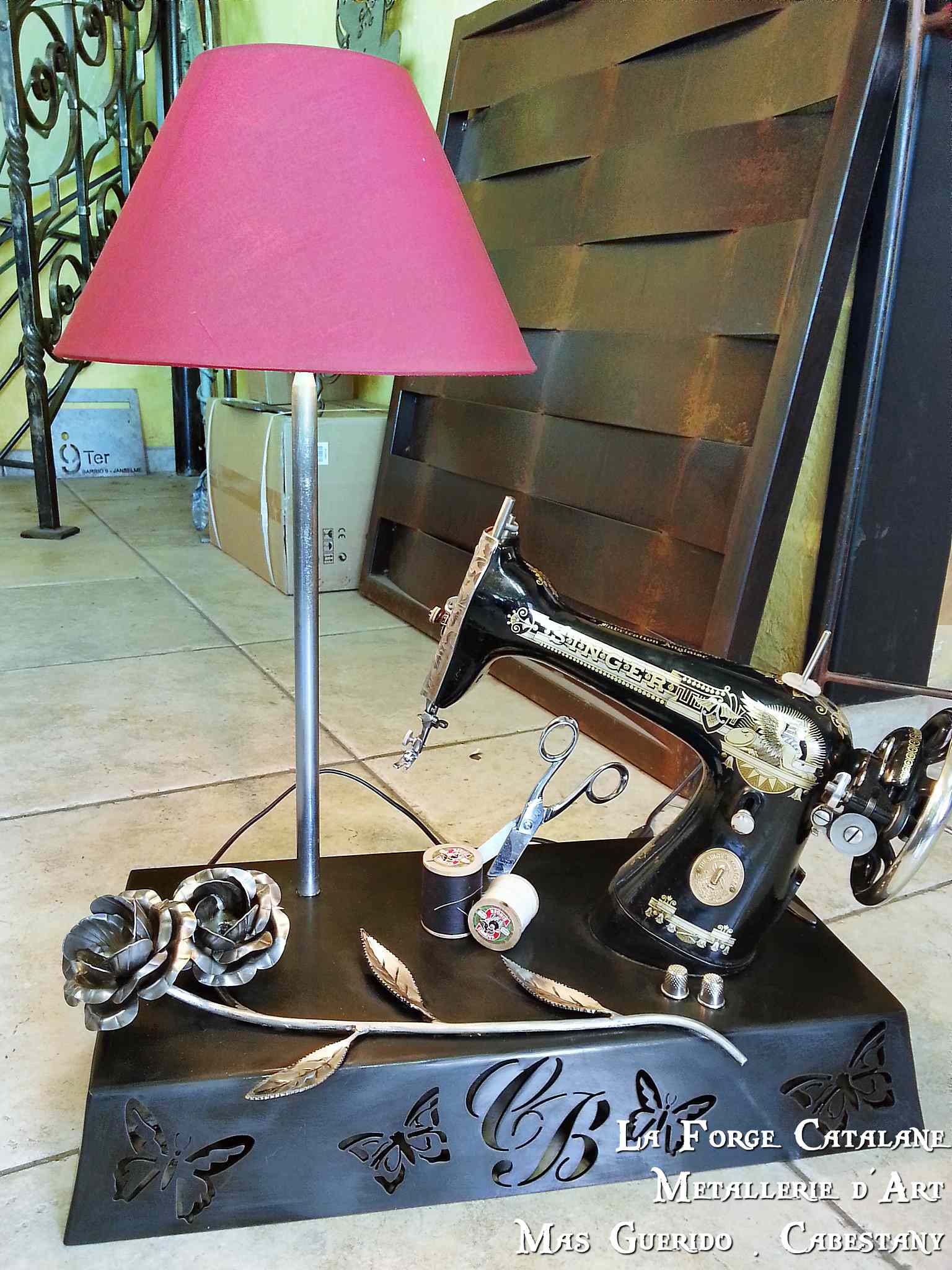 Pied de lampe decoupe laser fer forge catalane.jpg